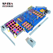 Timoun sote jwèt tranpolin